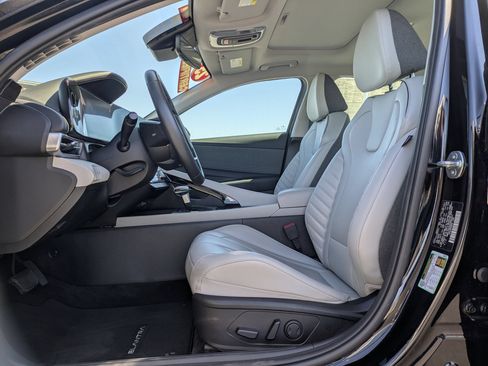 Certified 2025 Hyundai Elantra Limited FWD image 21