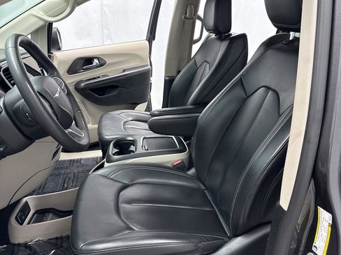 Used 2023 Chrysler Pacifica Touring-L FWD image 9