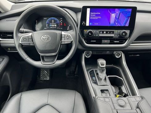 Used 2025 Toyota Grand Highlander XLE image 2
