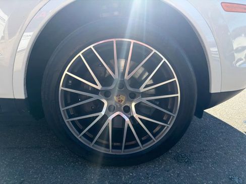 Used 2022 Porsche Cayenne Platinum Edition image 31