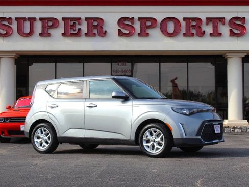 Used 2025 Kia Soul LX w/ LX Technology Package FWD image 1