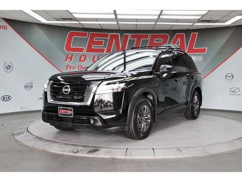 Used 2022 Nissan Pathfinder SV image 2