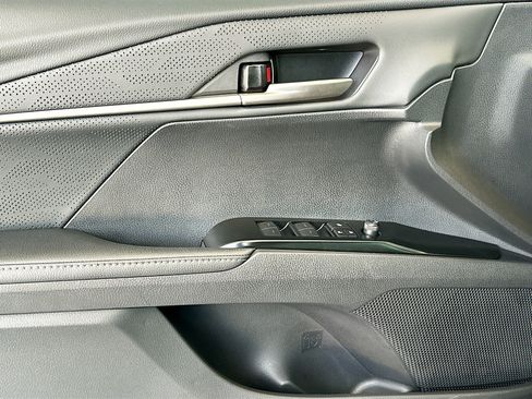 Used 2025 Toyota Camry XSE FWD image 18