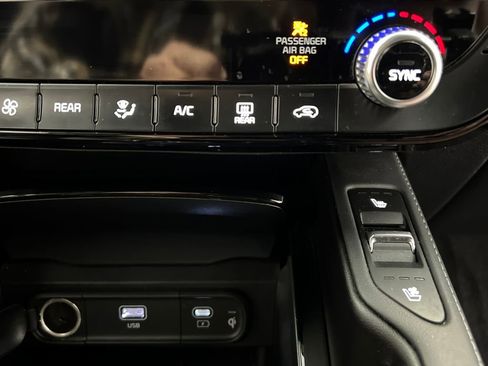 Used 2024 Kia Telluride EX w/ EX Captain's Chair Package image 60