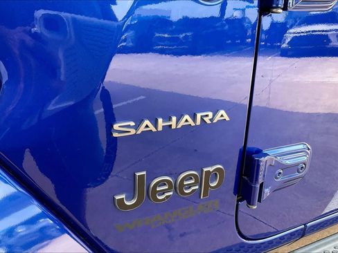 Used 2019 Jeep Wrangler Unlimited Sahara w/ Uconnect 4C Nav & Sound Group AWD/4WD image 10