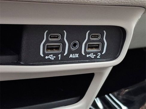 Used 2024 Chrysler Pacifica Select image 30