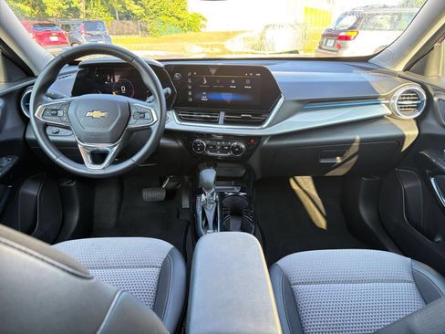 Used 2025 Chevrolet Trax LT w/ LT Convenience Package FWD image 33