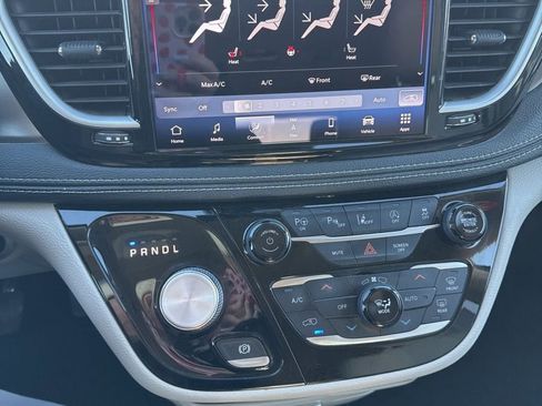 Used 2021 Chrysler Pacifica Touring-L w/ Uconnect Theater Family Group image 16