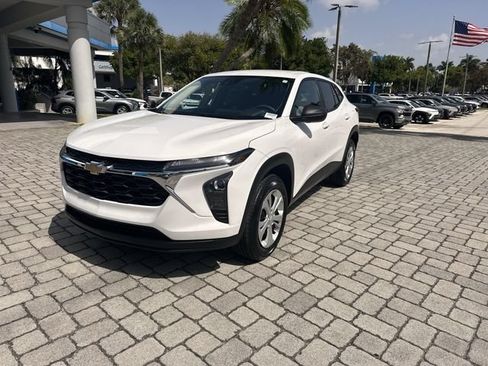Used 2025 Chevrolet Trax LS FWD image 21