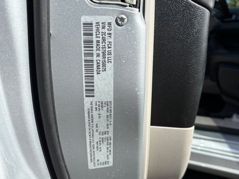 Used 2024 Chrysler Pacifica Limited FWD image 33