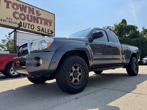 Used 2011 Toyota Tacoma 4x4 Access Cab V6 w/ TRD Off-Road Pkg image 1