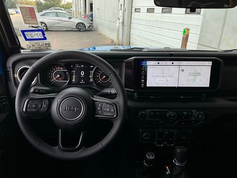 Used 2025 Jeep Gladiator Sport image 15