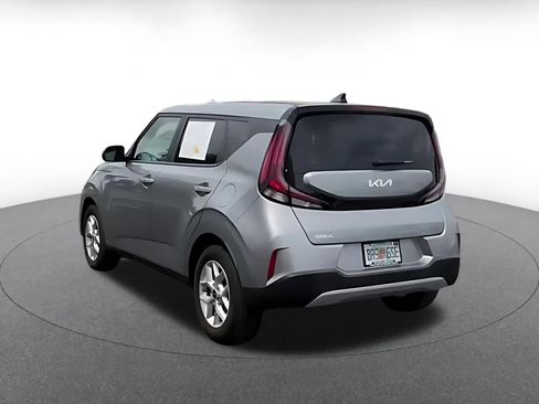 Used 2025 Kia Soul LX w/ LX Technology Package FWD image 9