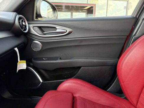 Used 2023 Alfa Romeo Giulia Veloce RWD image 25
