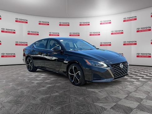 Used 2024 Nissan Altima 2.5 SR FWD image 3