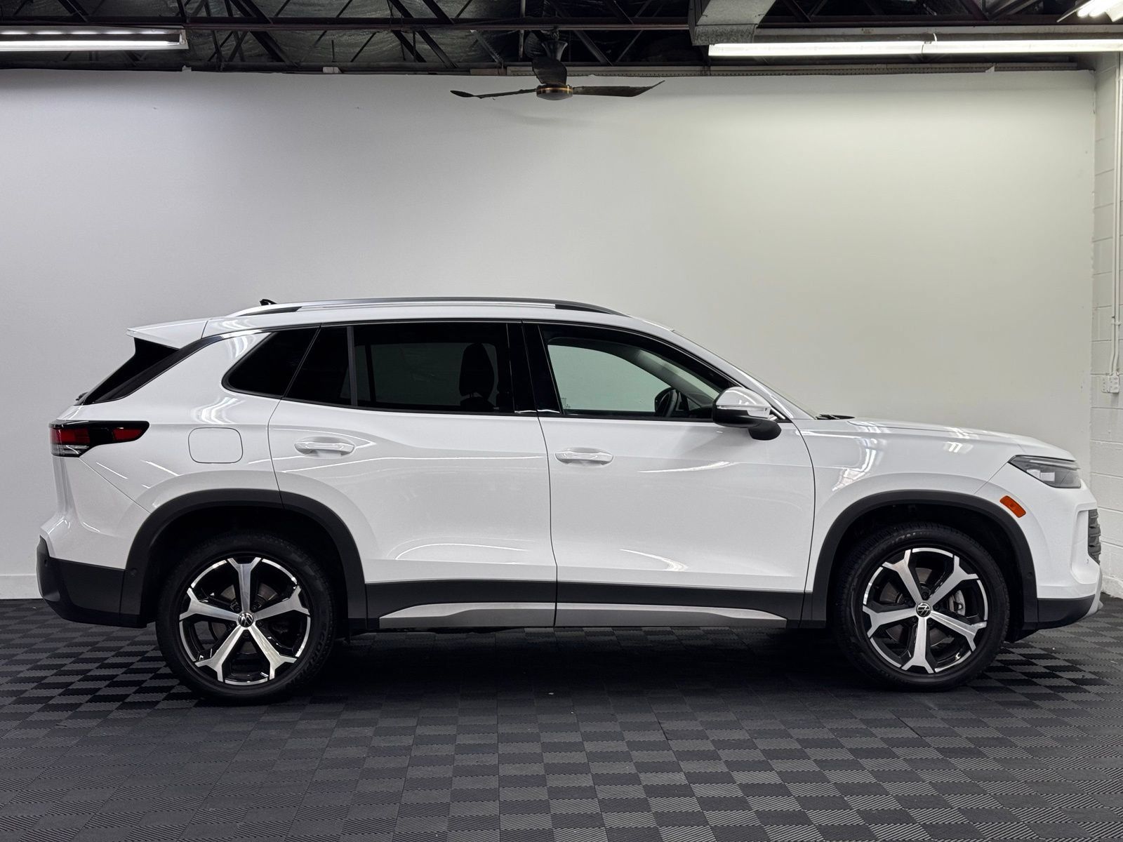 Used 2025 Volkswagen Tiguan SE AWD/4WD image 4