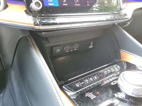 Certified 2024 Jeep Grand Wagoneer Series III AWD/4WD image 18