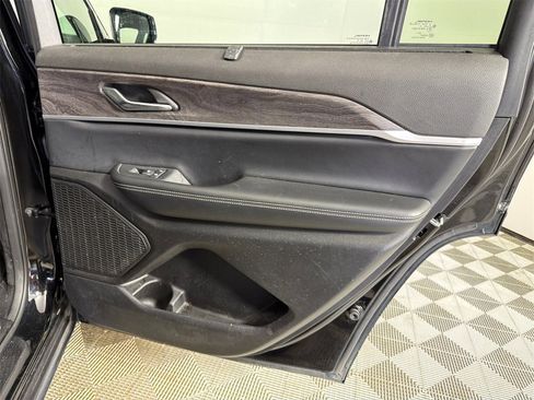 Used 2024 Jeep Grand Cherokee L Limited w/ Luxury Tech Group II image 18