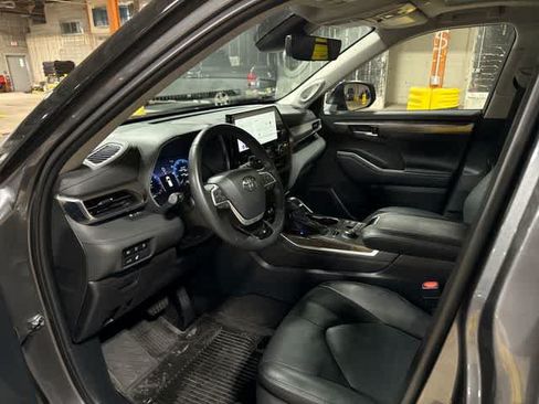 Used 2023 Toyota Highlander Limited AWD/4WD image 31