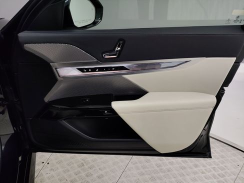 Certified 2023 BMW 740i image 27