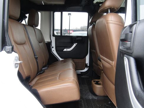 Used 2016 Jeep Wrangler Unlimited Sahara w/ Connectivity Group image 16