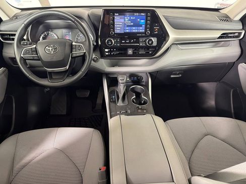 Used 2022 Toyota Highlander LE FWD image 23