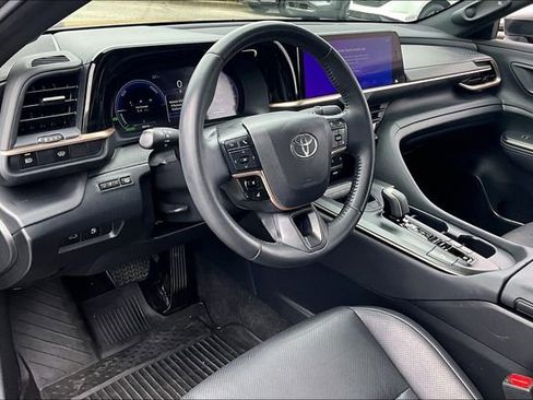 Used 2023 Toyota Crown Limited image 14