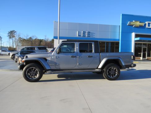 Used 2020 Jeep Gladiator Overland w/ LED Lighting Group image 2