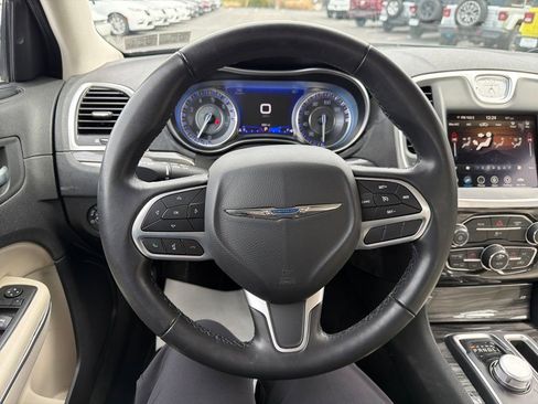 Used 2022 Chrysler 300 Touring image 12