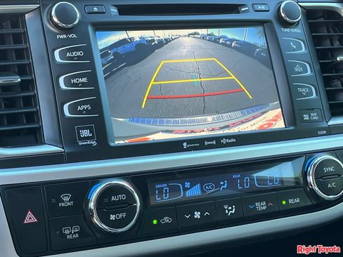 Used 2019 Toyota Highlander Limited w/ Carpet Mat Package (TMS) AWD/4WD image 28
