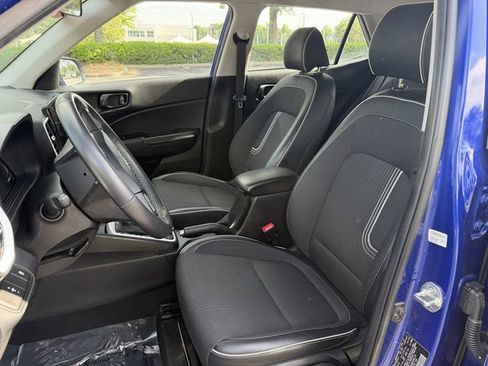 Used 2024 Hyundai Venue Limited FWD image 11