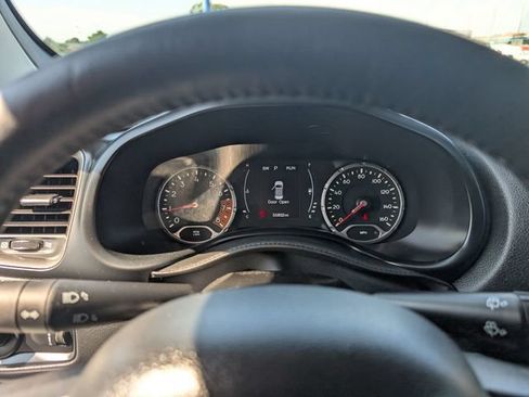 Used 2023 Jeep Renegade Latitude w/ Premium Group AWD/4WD image 19