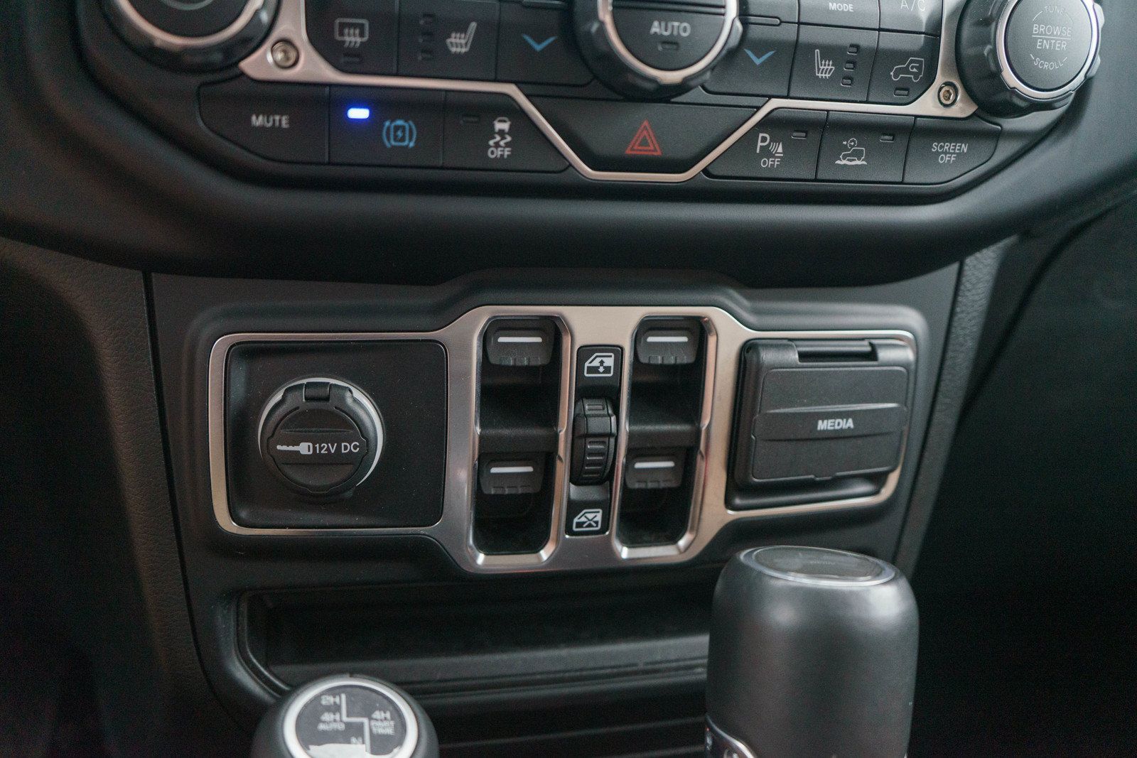 Used 2022 Jeep Wrangler Unlimited Sahara w/ Cold Weather Group AWD/4WD image 18