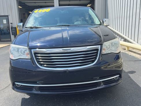 Used 2011 Chrysler Town & Country Touring-L w/ Entertainment Group #2 FWD image 3