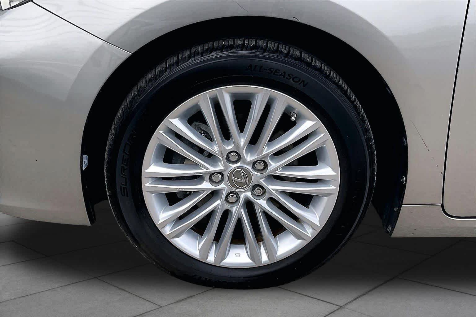 Used 2015 Lexus ES 350 w/ Luxury Package FWD image 11
