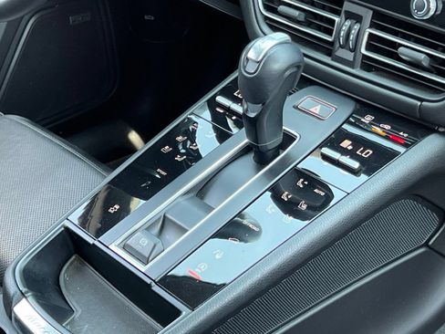 Certified 2024 Porsche Macan AWD/4WD image 36