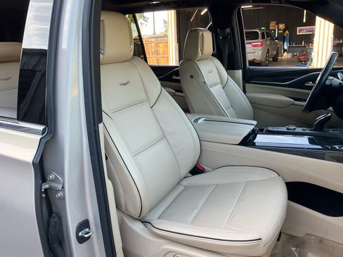 Used 2022 Cadillac Escalade ESV Premium Luxury image 25