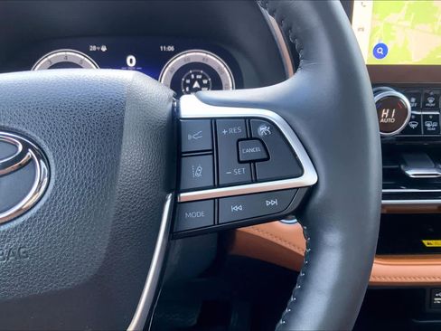 Used 2023 Toyota Highlander Platinum image 25