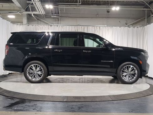 Used 2021 Chevrolet Suburban High Country w/ Premium Package image 18