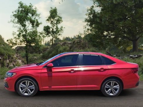 Used 2022 Volkswagen Jetta SE w/ Panoramic Sunroof Package FWD image 4