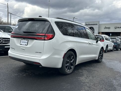New 2026 Chrysler Pacifica Limited w/ S Appearance Package FWD image 18