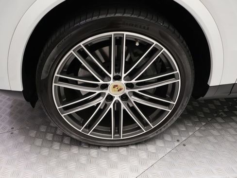 Certified 2023 Porsche Cayenne S AWD/4WD image 4