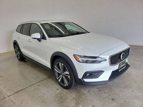 Used 2025 Volvo V60 B5 Cross Country Plus AWD/4WD image 4