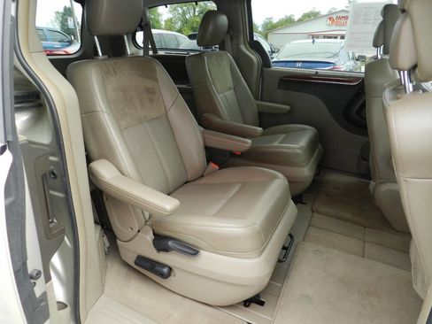 Used 2014 Chrysler Town & Country Limited w/ Luxury Group image 13
