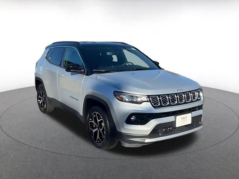 Used 2025 Jeep Compass Limited image 3