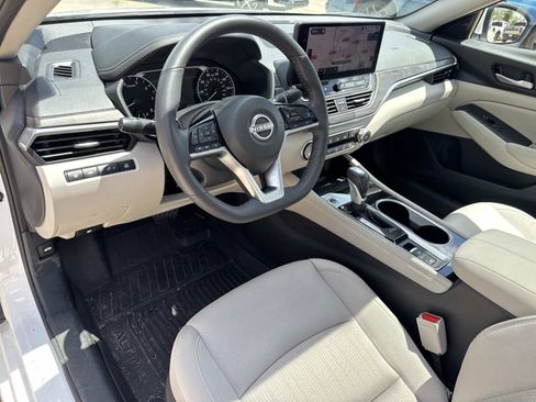 Used 2024 Nissan Altima 2.5 SV w/ SV Premium Package image 17