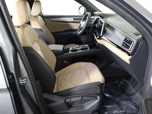 Used 2024 Volkswagen Atlas Cross Sport SE image 29