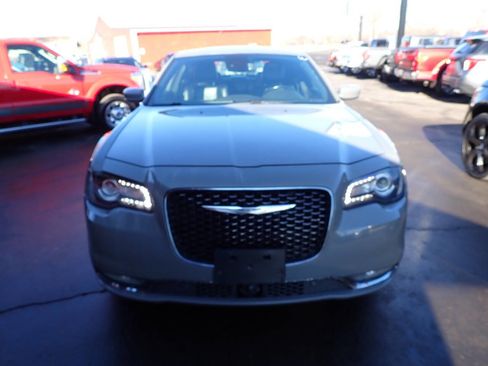 Used 2018 Chrysler 300 S w/ 300S Premium Group image 2