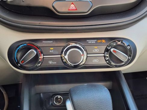 Used 2025 Kia Soul LX w/ LX Technology Package FWD image 17