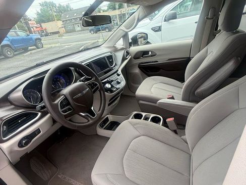 Used 2018 Chrysler Pacifica L FWD image 13
